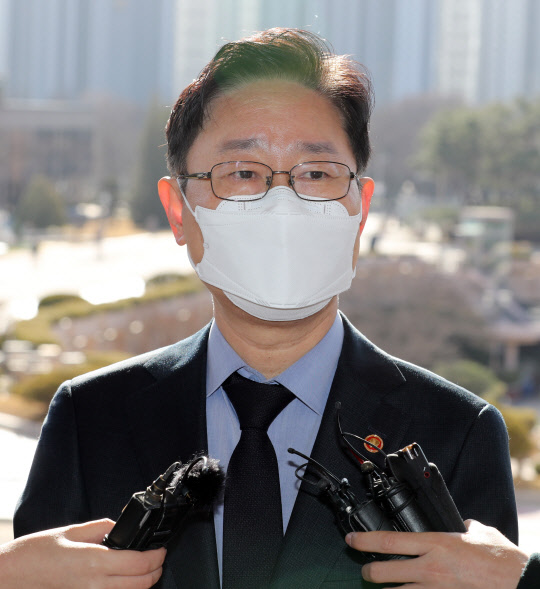 박범계 법무부 장관이 22일 오전 정부과천청사 법무부에 출근하며 취재진 질문에 답하고 있다.  연합뉴스